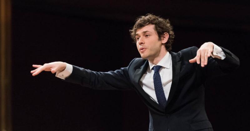 chef orchestre musique classique francais dirigeant grand orchestre sur scene